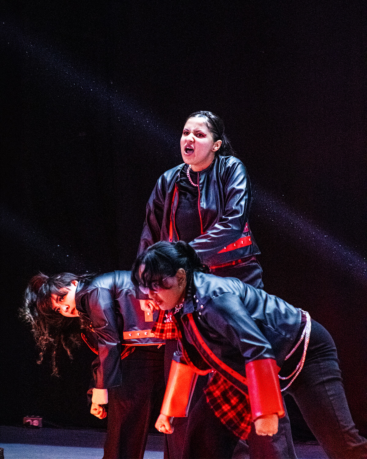 Bailarines de Hip Hop en pose intensa con iluminación escénica en rojo